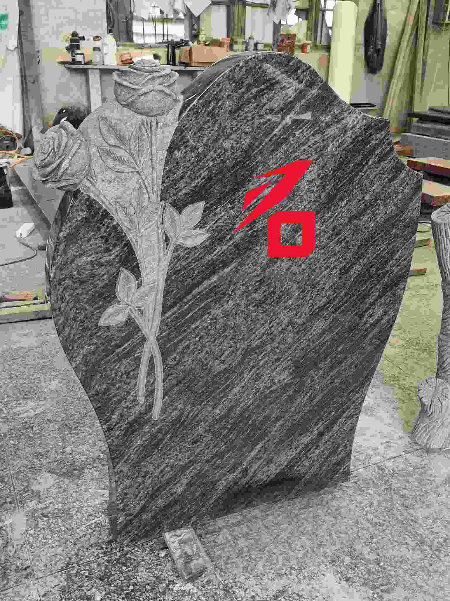 နှလုံးပုံသဏ် rol ာန်နှင်းဆီသတိရစရာသင်္ချိုင်းမှတ်တိုင်