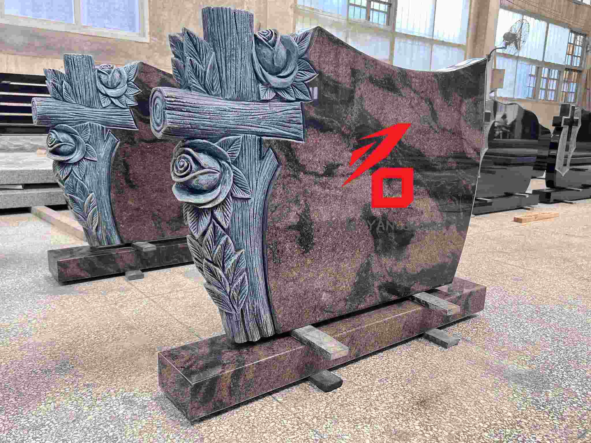 နှင်းဆီနှင့်လက်ဝါးကပ်တိုင်ပုံစံသတိရပါသင်္ချိုင်းမှတ်တိုင်