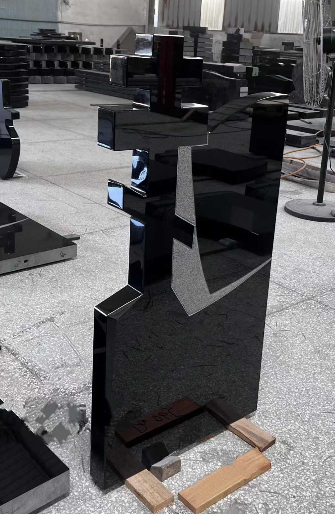 Xingyan ဖန်တီးမှုဂျီ ometric မေတြီအနက်ရောင်သင်္ချိုင်းမှတ်တိုင်